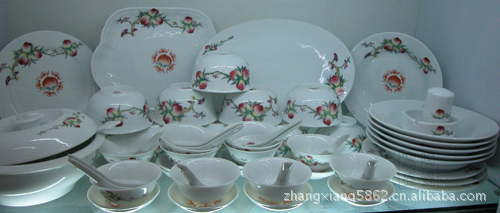 匠心之韻 探析景德鎮(zhèn)高白瓷、骨質(zhì)瓷與青花釉中彩的瓷藝之美